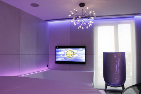 TV-Jacuzzi-Smart-Home-Penthouse-Z
