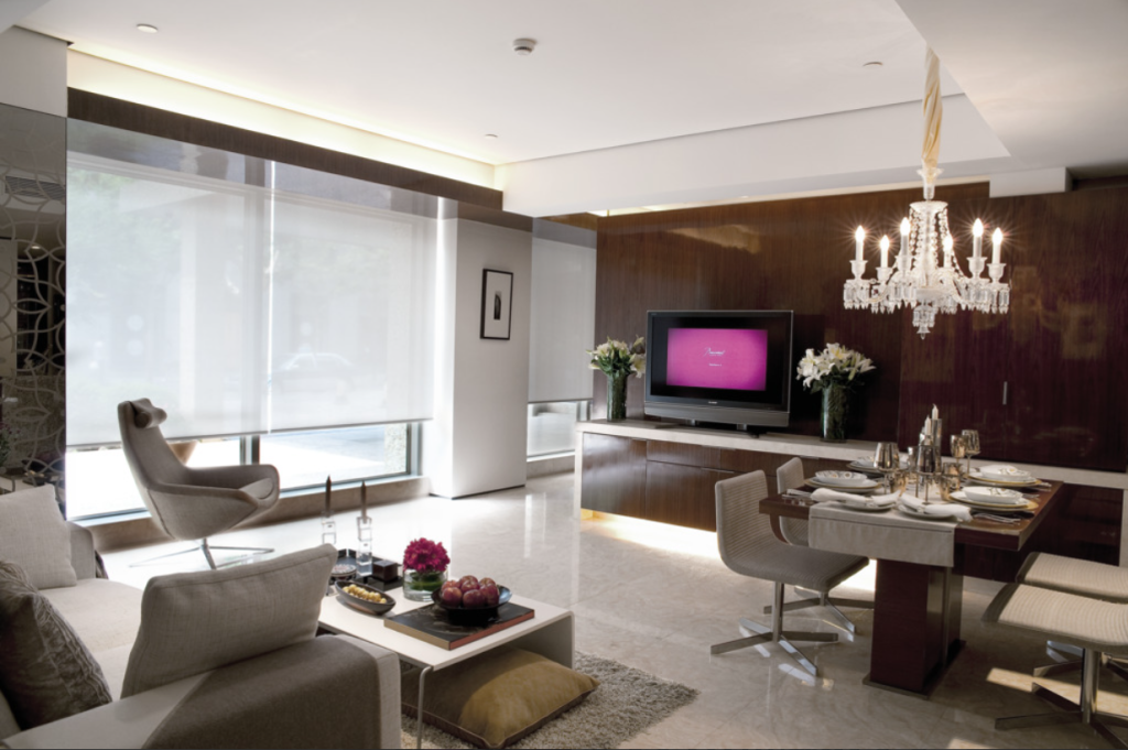 Rulouri silentioase Silent Gliss integrate intr-un sistem smart home dintr-o locuinta premium