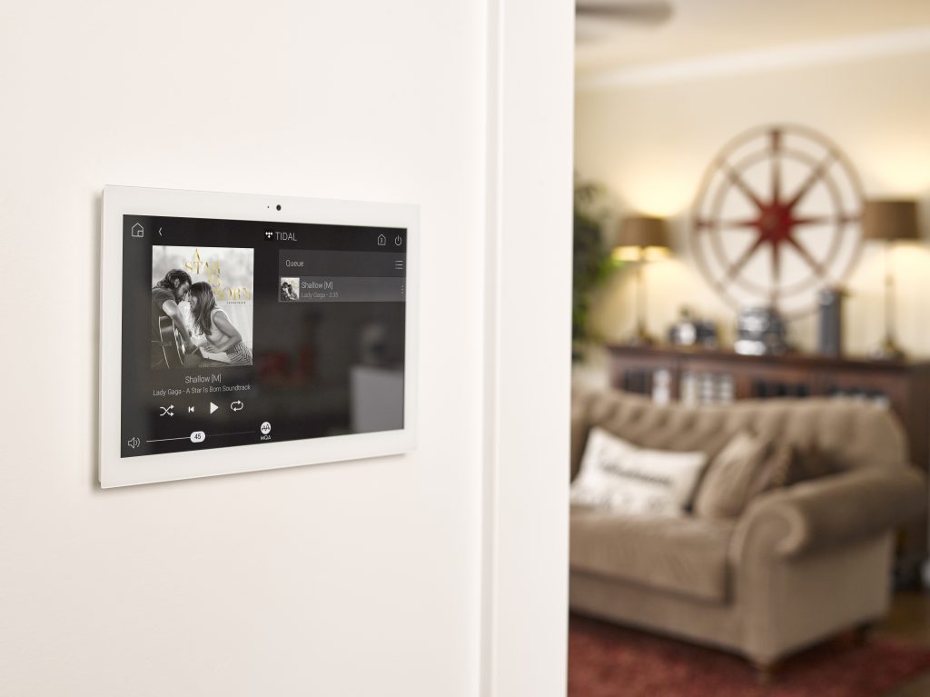 Touch panel Control4 instalat pe perete