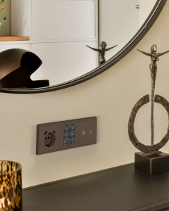 Echipamente control Zennio (intrerupator inteligent, mini panel, priza cu USB C+A) finisaj Mocha