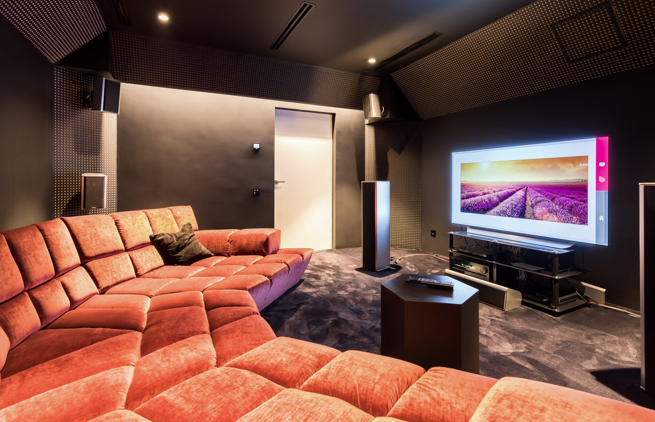 Home Cinema - o experienta completa de vizionare: sala de cinema la tine acasa