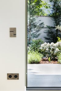 Intrerupator inteligent si prize cu finisaje premium Basalte