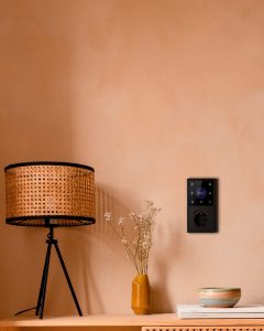 Room controller Zennio in rama cu priza 70x70